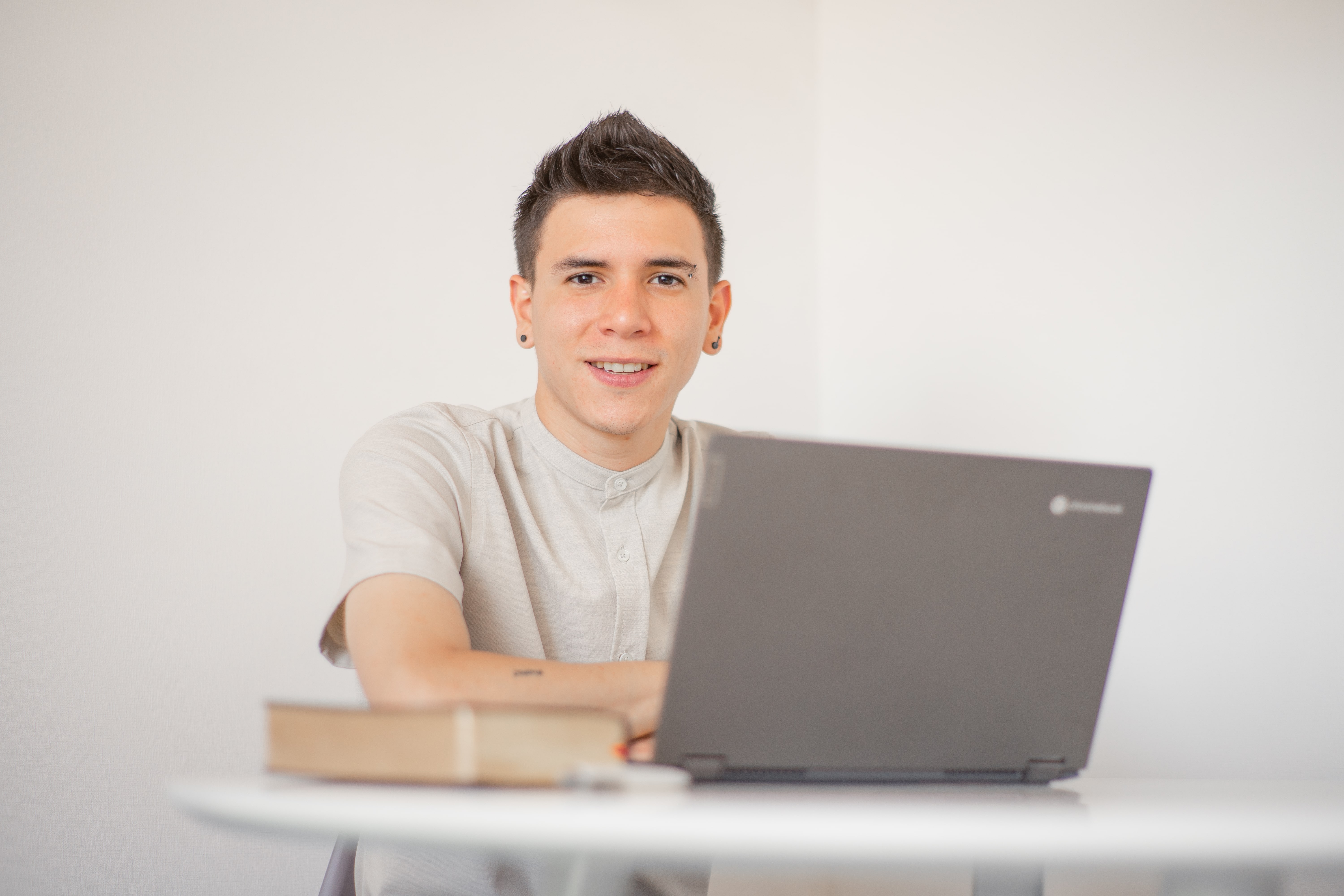 Celso Emilio trabajando en su escritorio
