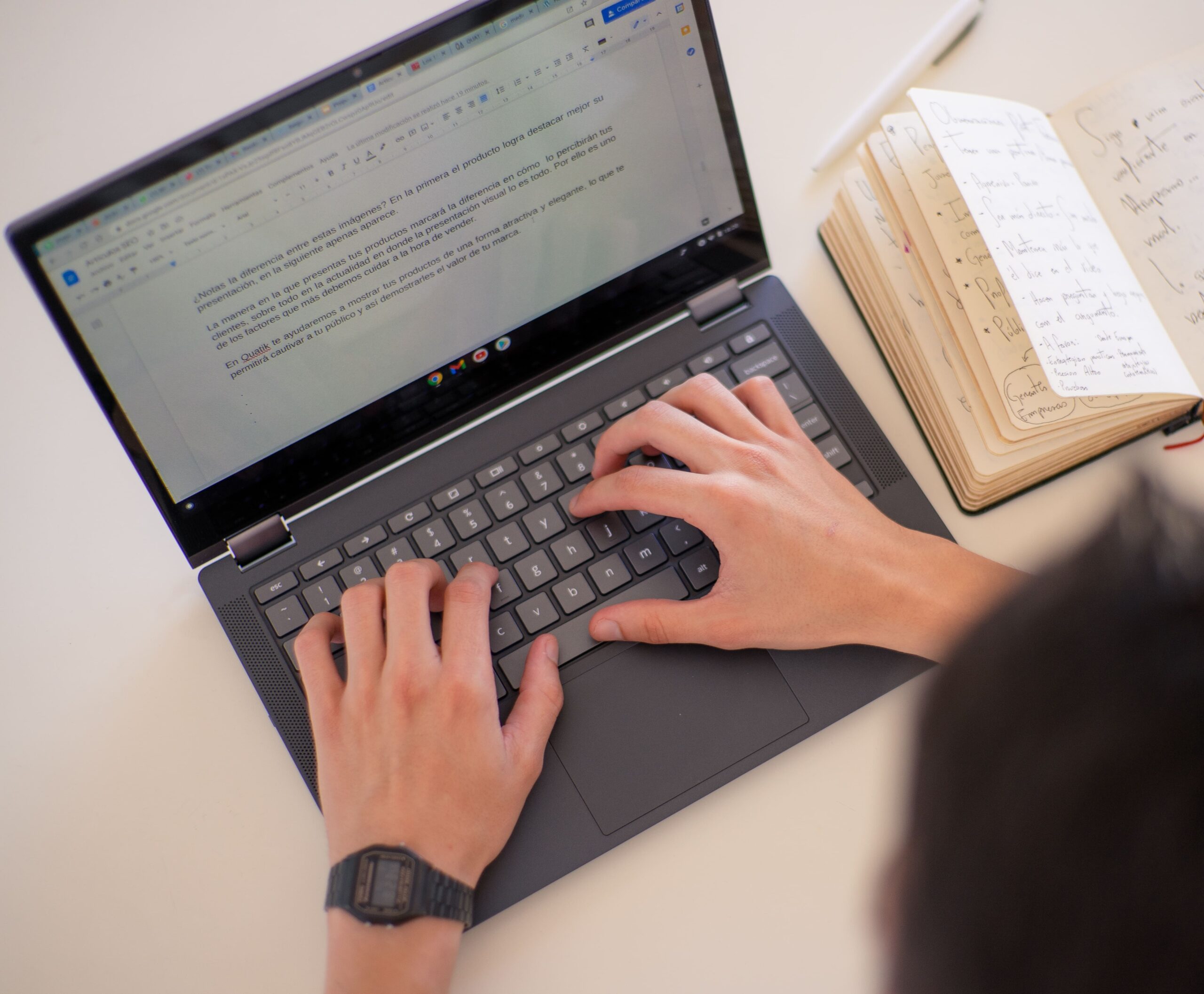 Manos escribiendo en un notebook